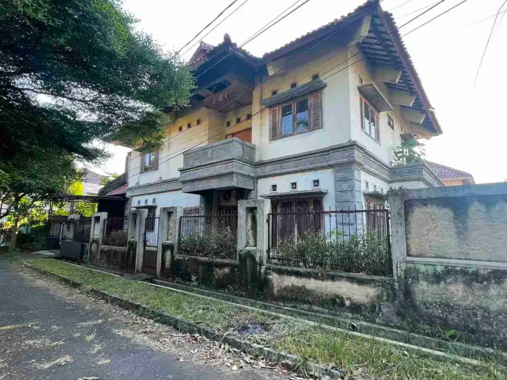 Rumah asri 2 lt hook dalam komplek perumahan besar di Cinere