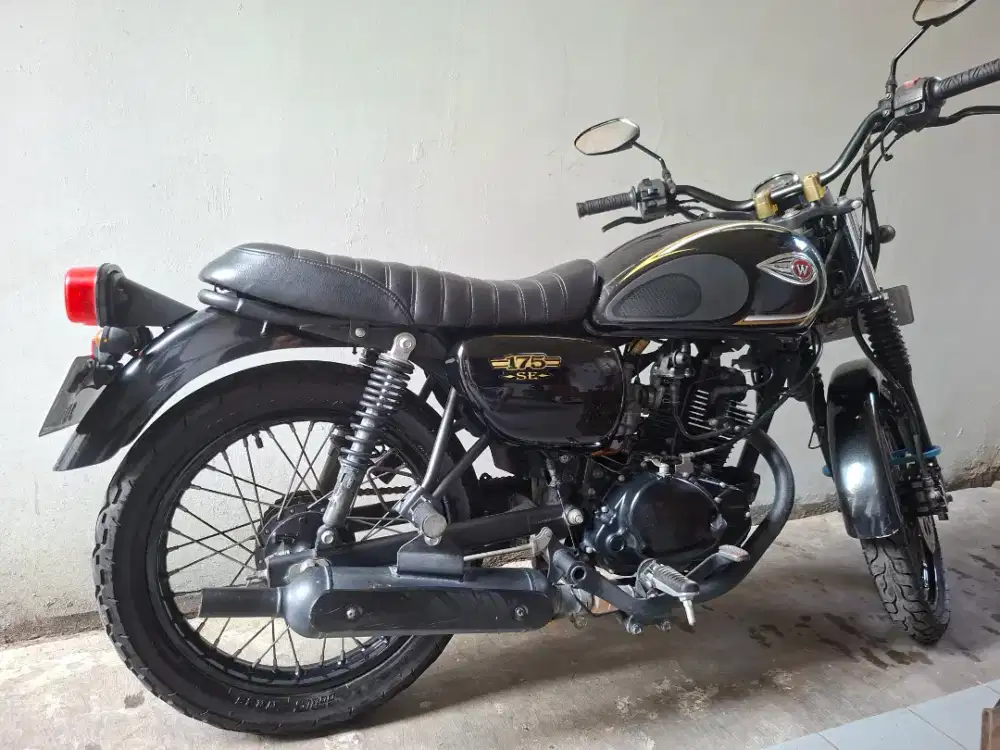 Kawasaki W175 SE warna hitam 2018