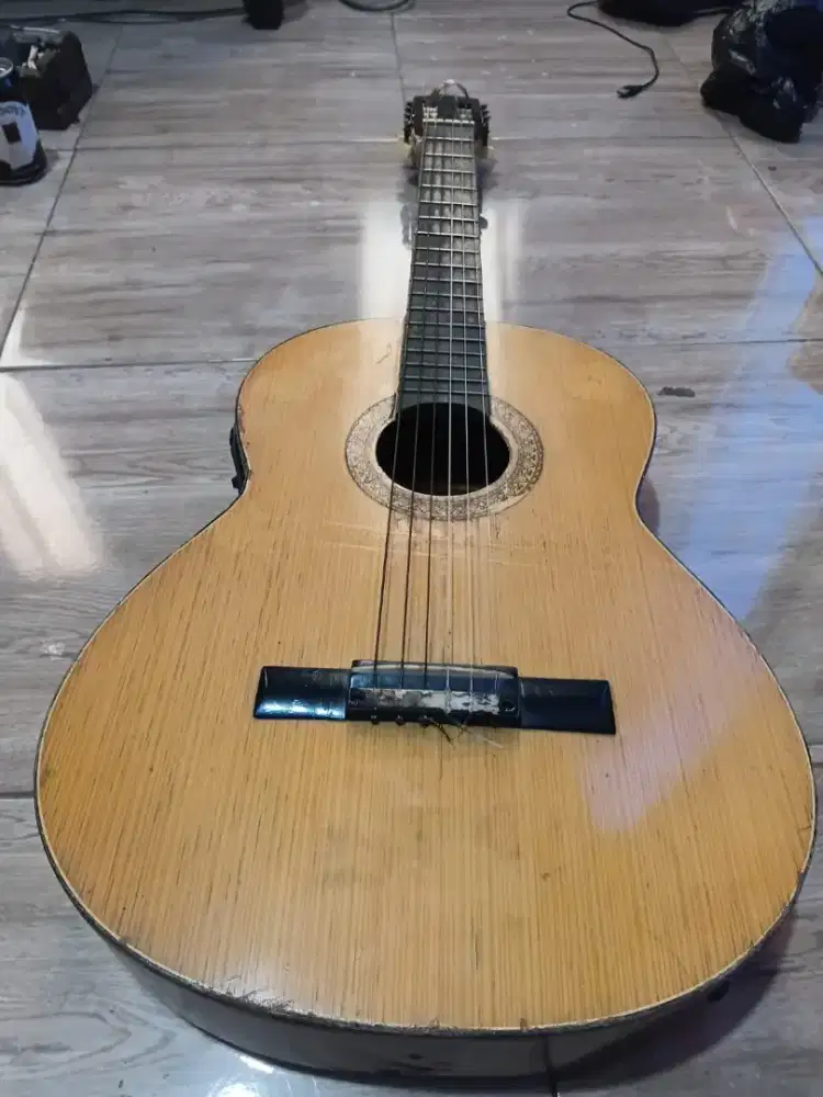 Gitar custom jual cepat aja 200k cus berangkat
