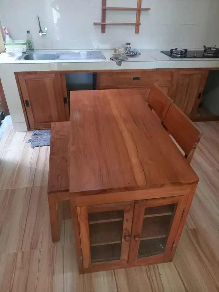 Meja makan minimalis