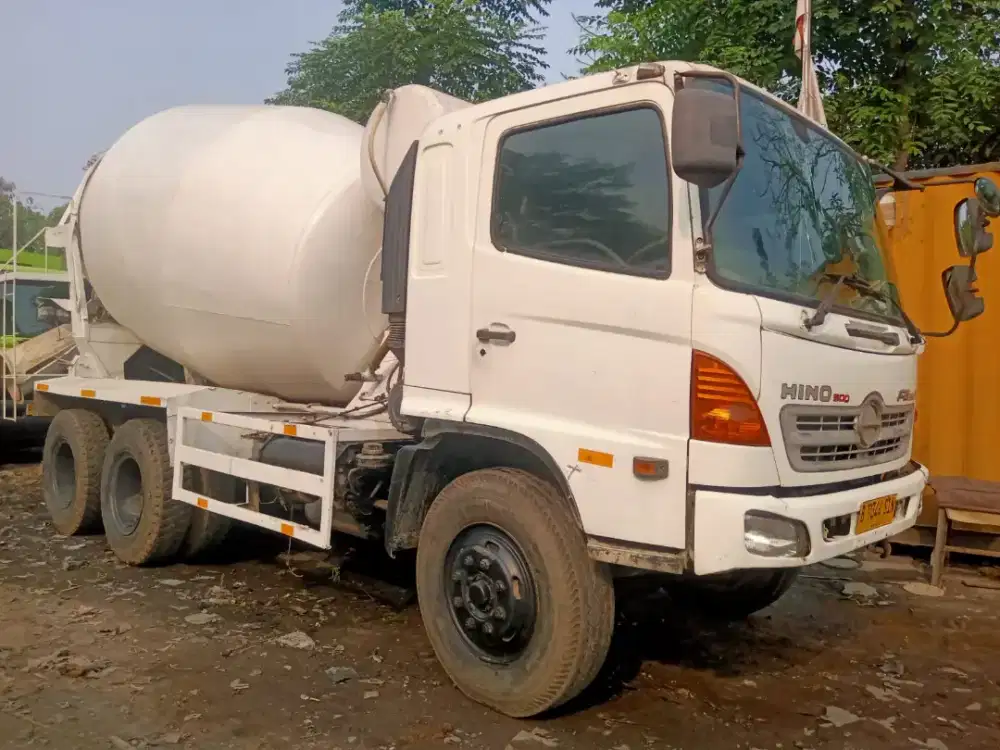 Truck mixer Hino lohan tahun 2013