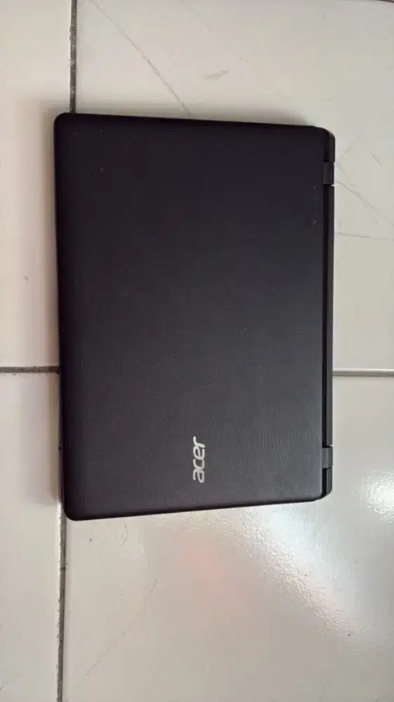 Laptop Acer Aspire ES11 dengan RAM 2 GB