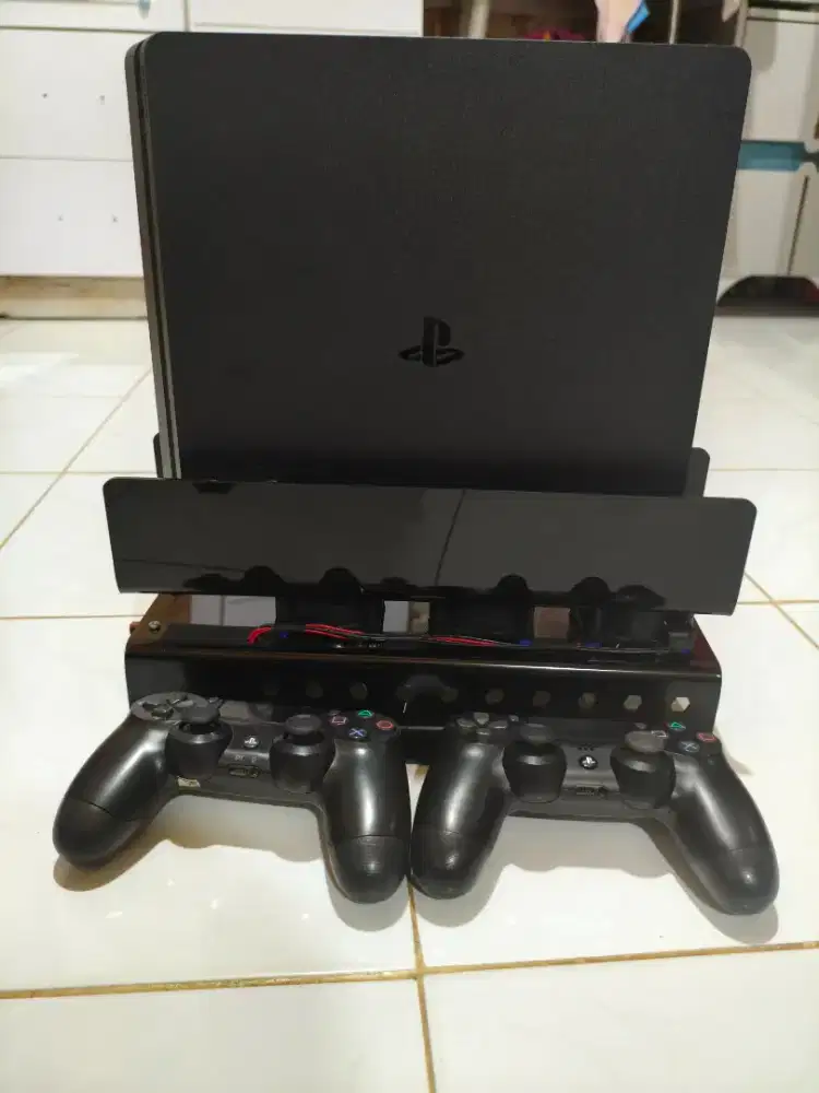 PS 4 Slim kondisi Like New Mulus
