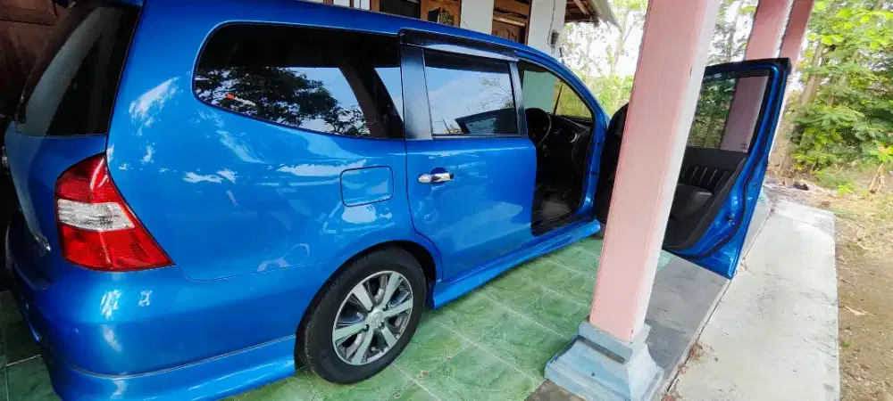 grand Livina 1.8 Hws matic biru