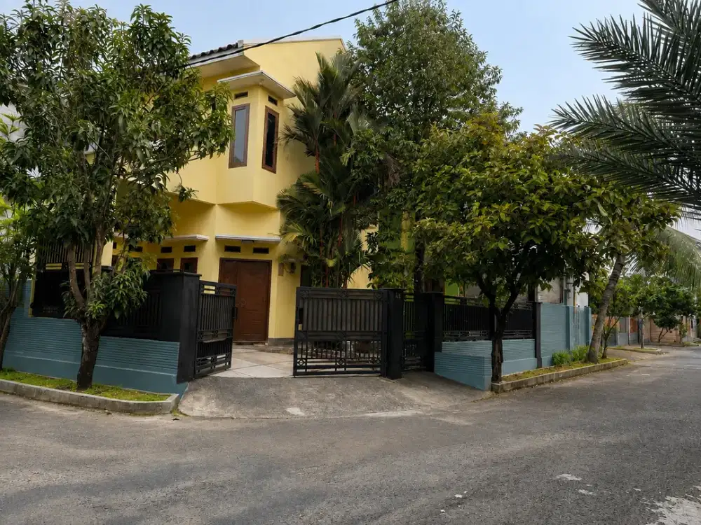 Rumah Cantik 2 lantai Luas 139m Bagus Terawat posisi Hook Citra Indah City Cluster belakang bebas banjir