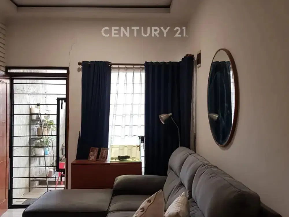 Rumah Taman Holis Indah Minimalis Interior Bagus Rapih