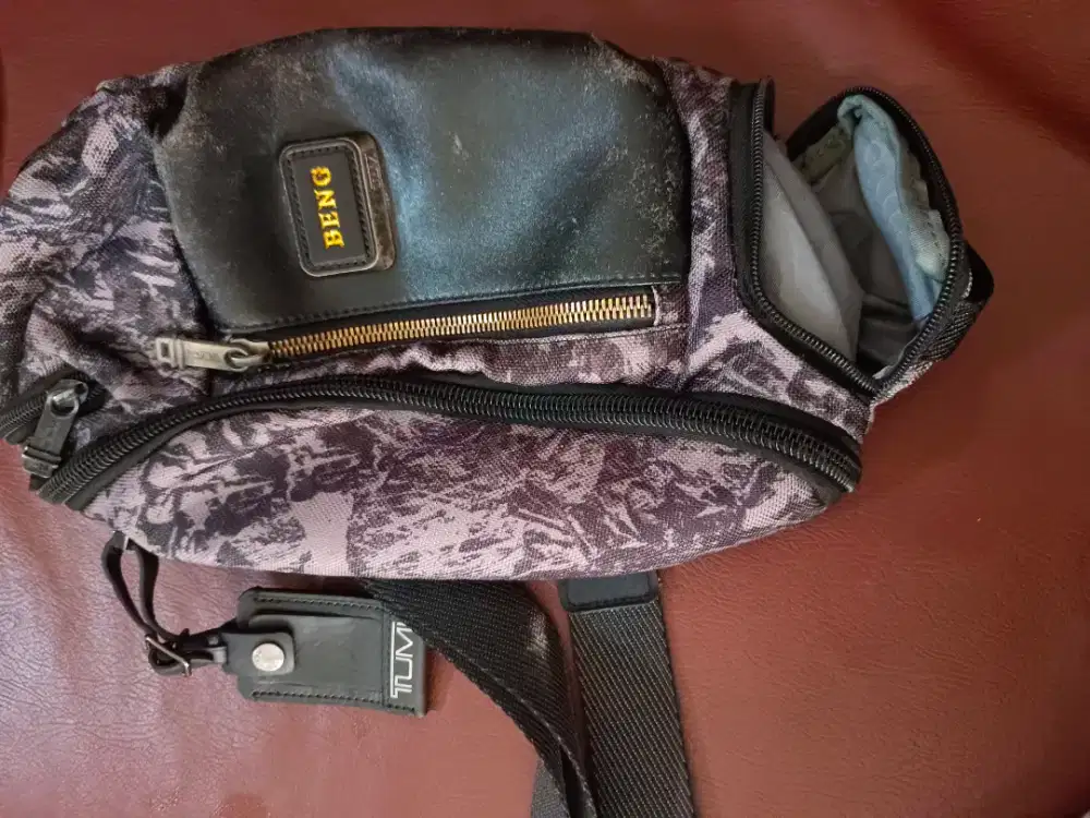 Tumi waistbag bekas