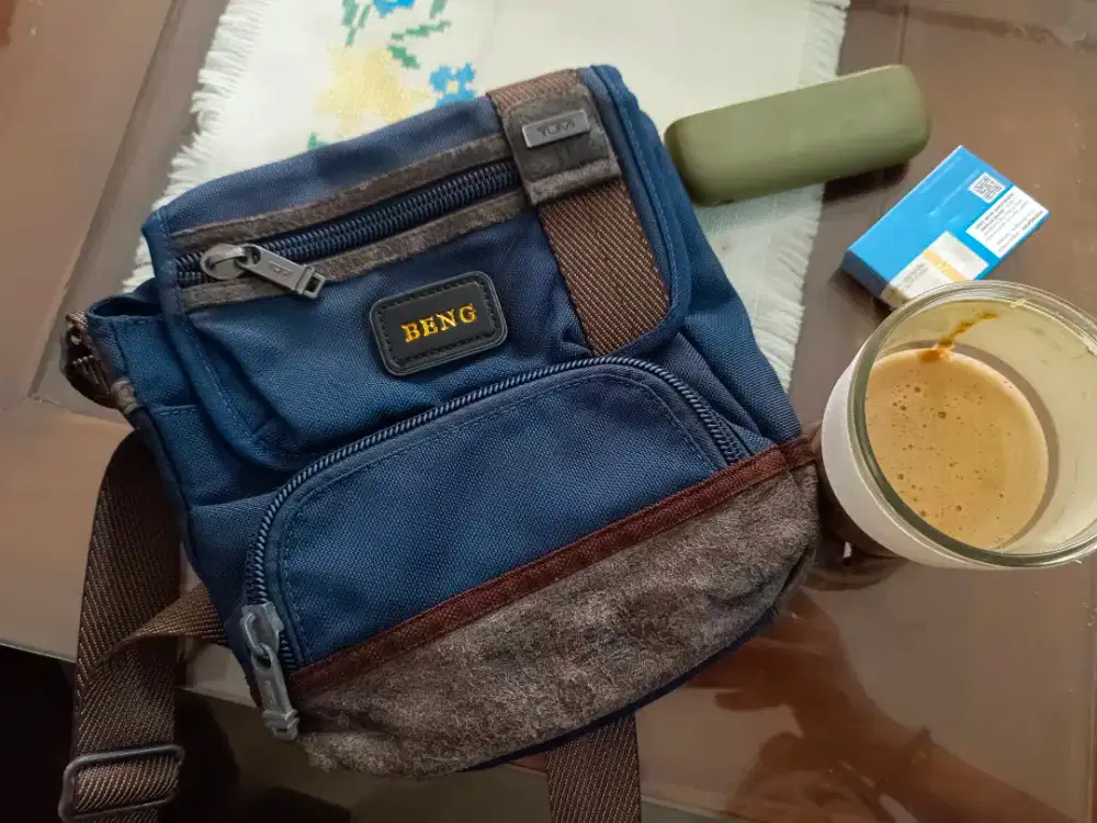 Tas selempang tumi