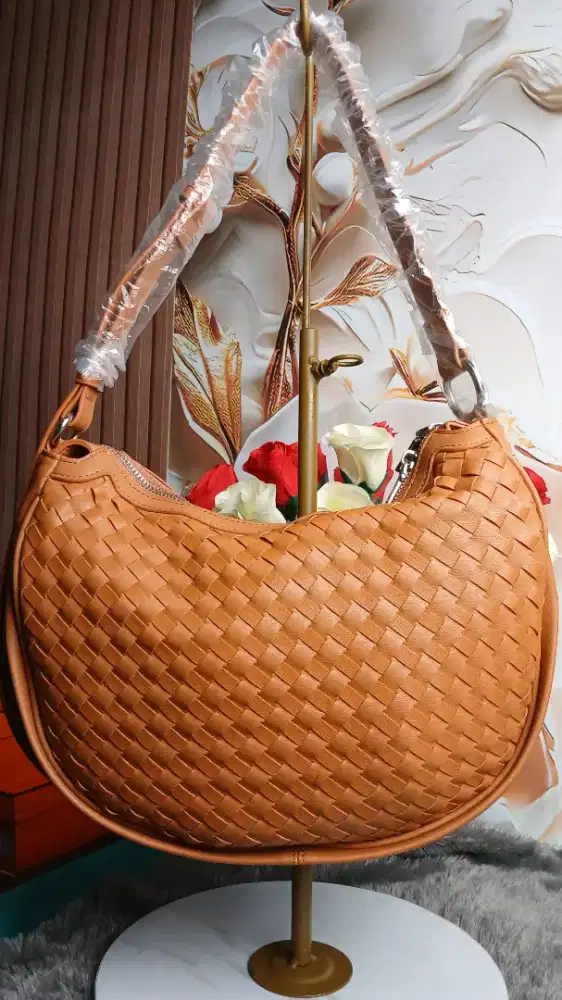Tas anyam botega model sabit