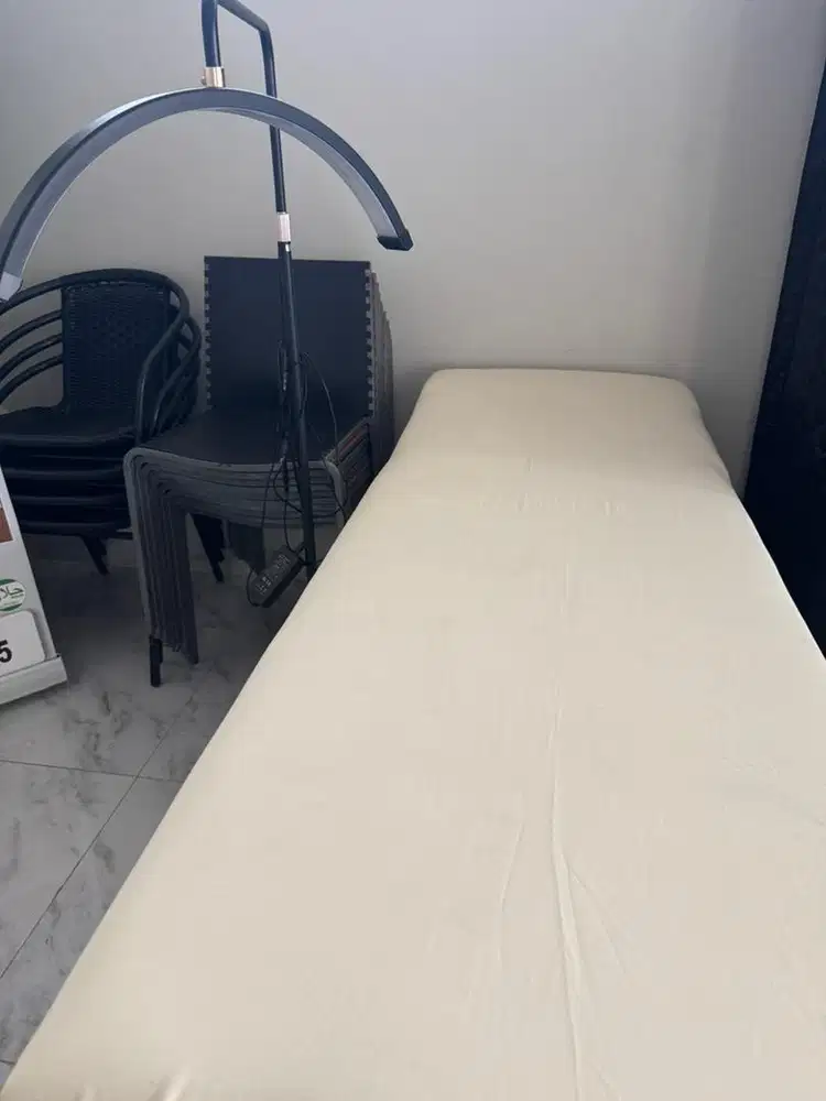 Ranjang (Bed) Lulur, massage, eyelash bekas kondisi 95% dijual