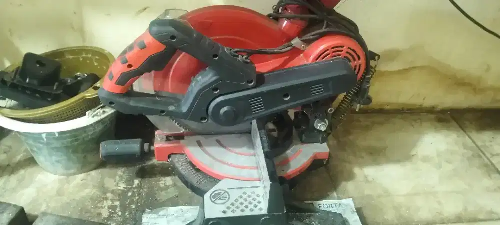 Mesin potong aluminium dan kayu