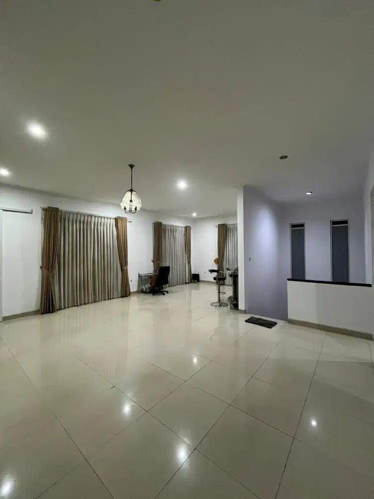 Dijual Rumah 2 Lantai Semi Furnish di Batununggal Indah