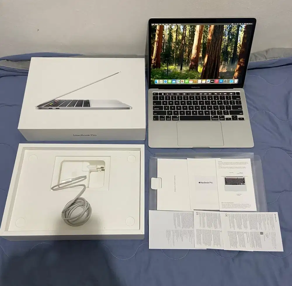 Macbook Pro 2020 Touchbar 8/256gb IBOX Resmi Fullset original mulus