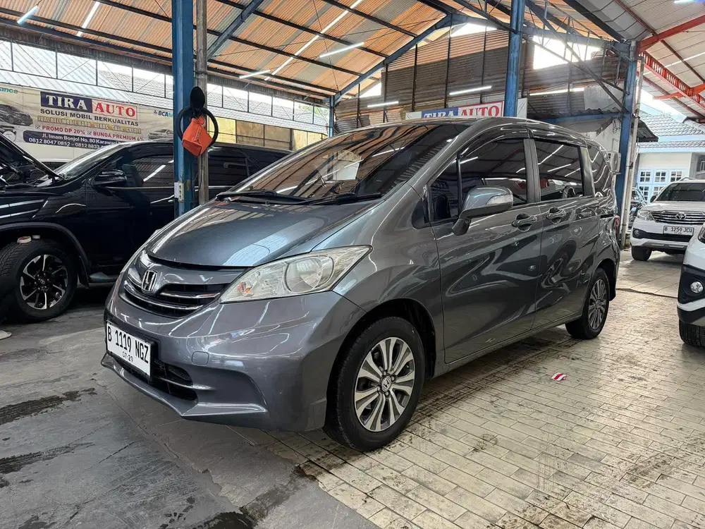 Honda Freed PSD AT MATIC CVT 2011 Abu-Abu Grey kondisi bagus memuaskan