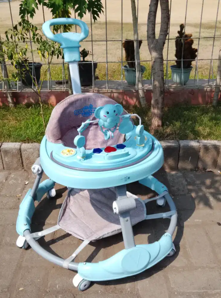 Baby walker ada musik
