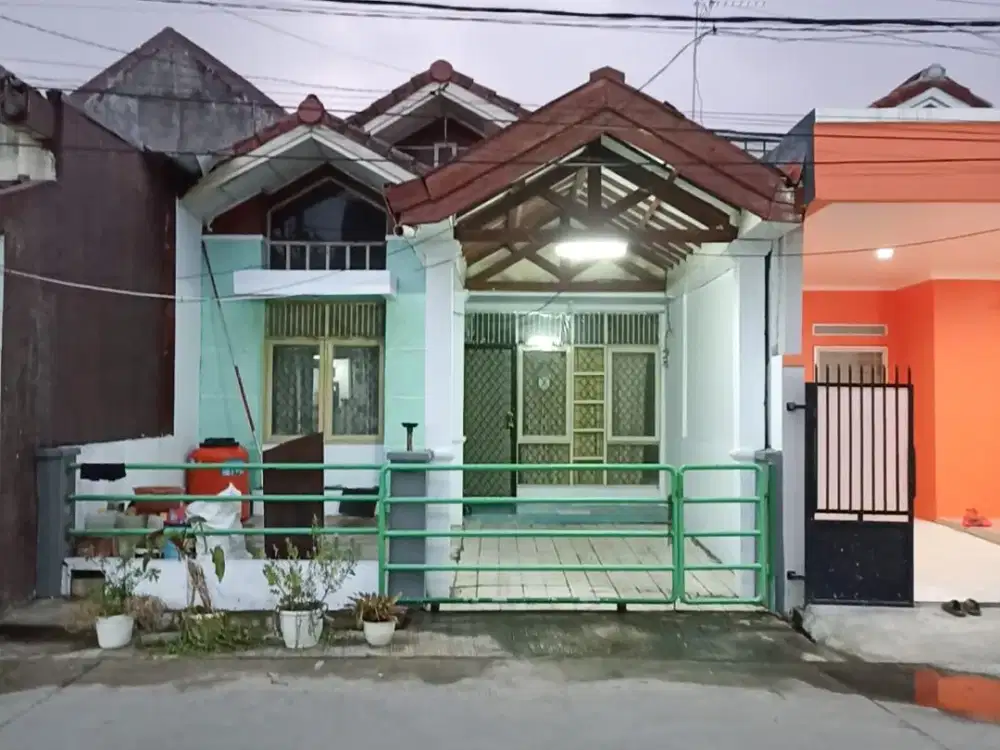 Rumah standard di komplek Taman Harapan Baru  Bekasi