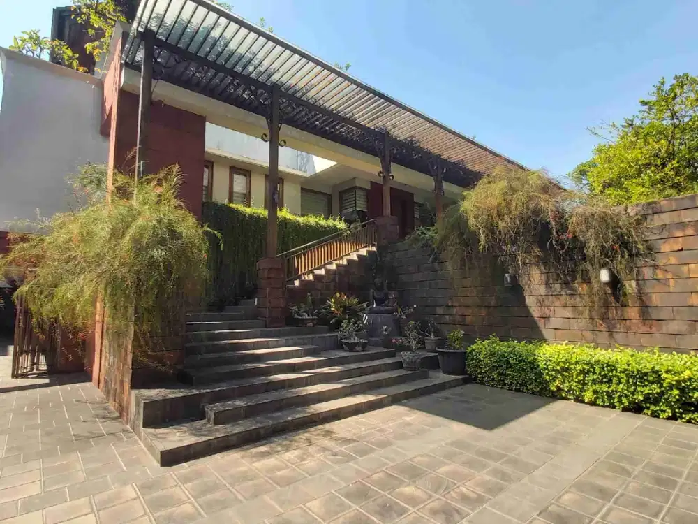 Rumah Premium Fully Furnished – Arsitek Sonny Sutanto, View Kota & Laut Semarang