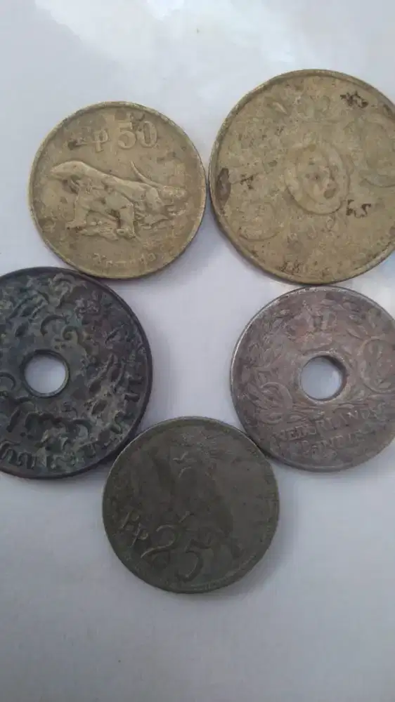 Uang coin kuno bolong