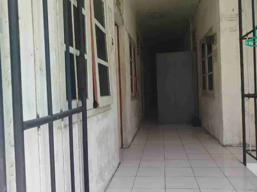 Rumah Tua tapi struktur masih kokoh cor betonnya