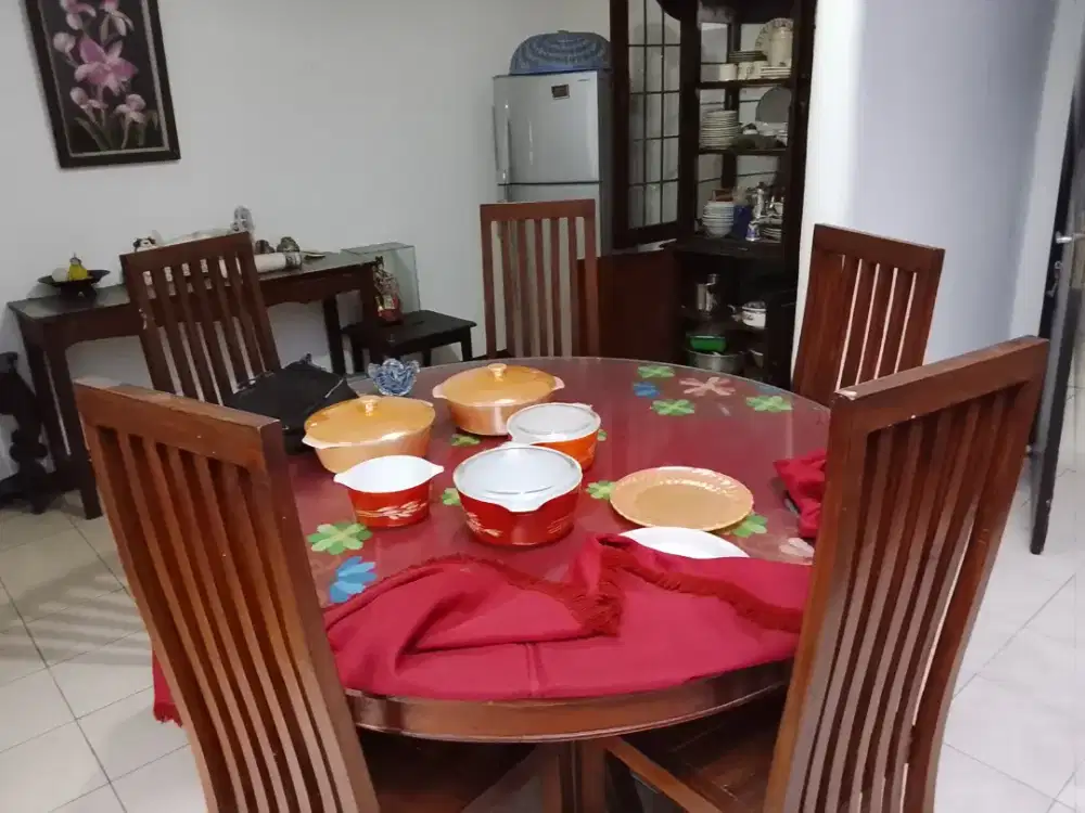 Jual meja makan kayu besar lengkap dgn kursinya kondisi bagus