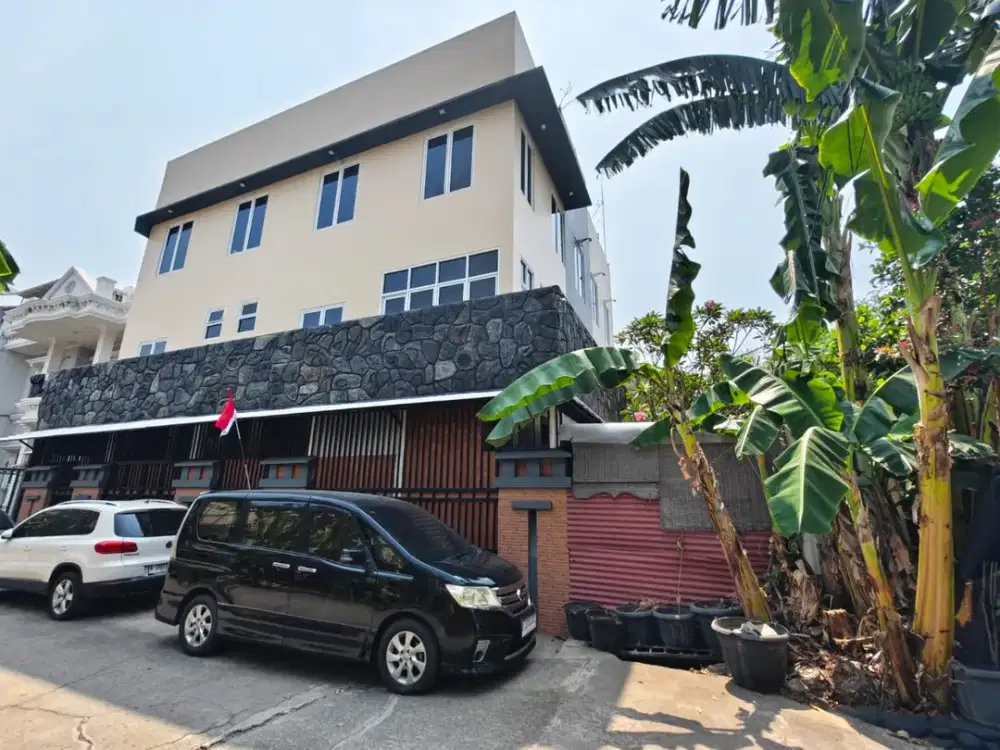 DIJUAL Rumah Luas 5 Lantai dengan Posisi Hoek yang Strategis dan Nyaman dengan Komplek Mokmer, Kemayoran, Jakarta Pusat