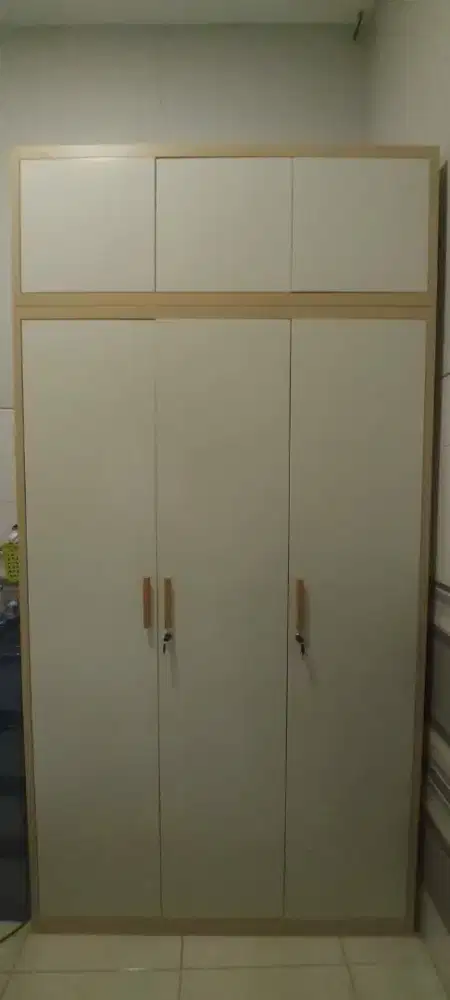 Lemari pakaian besi dan kayu