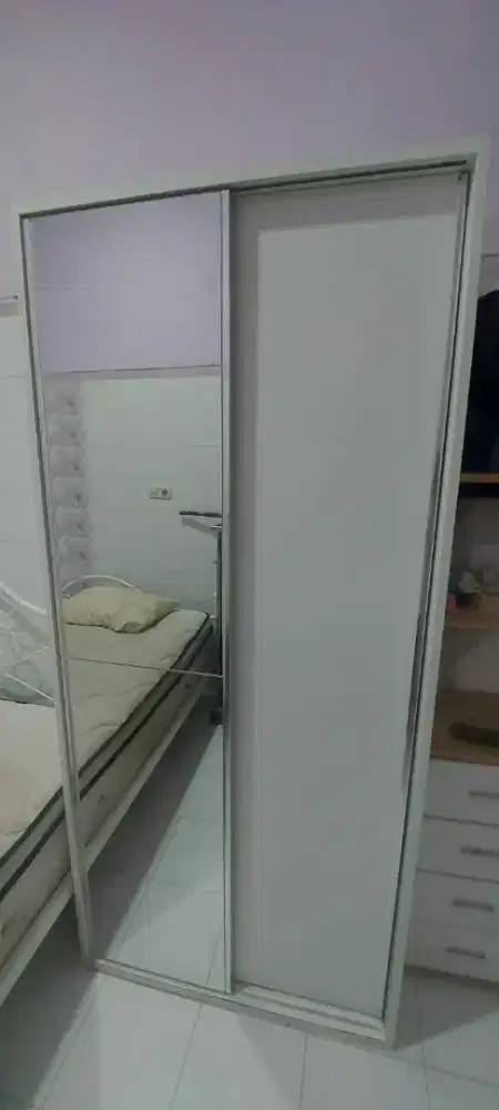 Lemari pakaian besi dan kayu