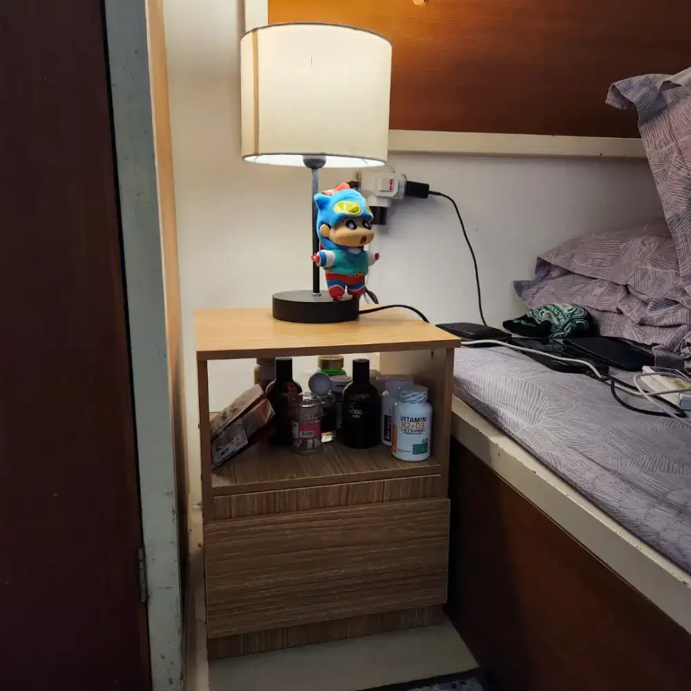 NAKAS DAN LAMPU MEJA