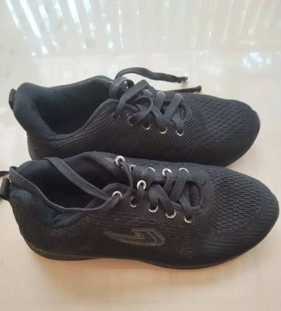 Sepatu sekolah hitam 36