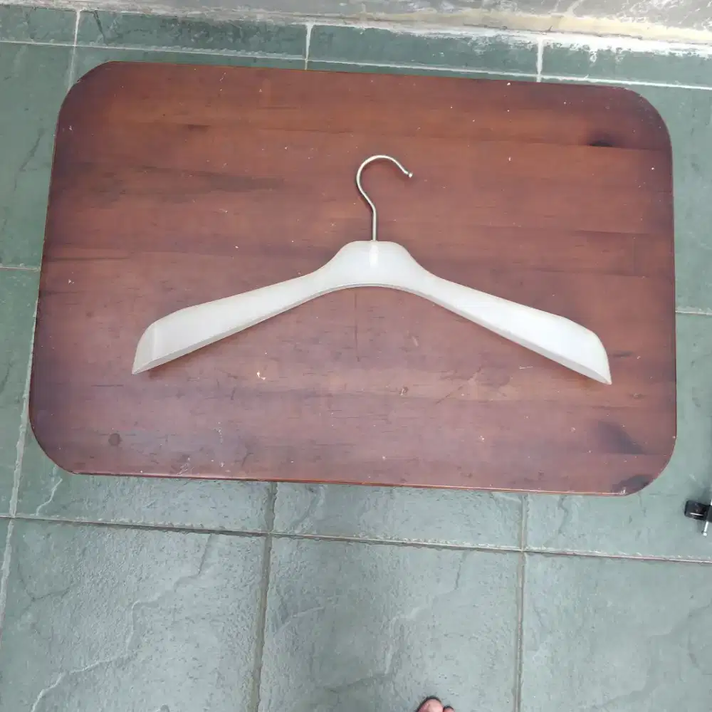 Gantungan Baju Akrilik Putih