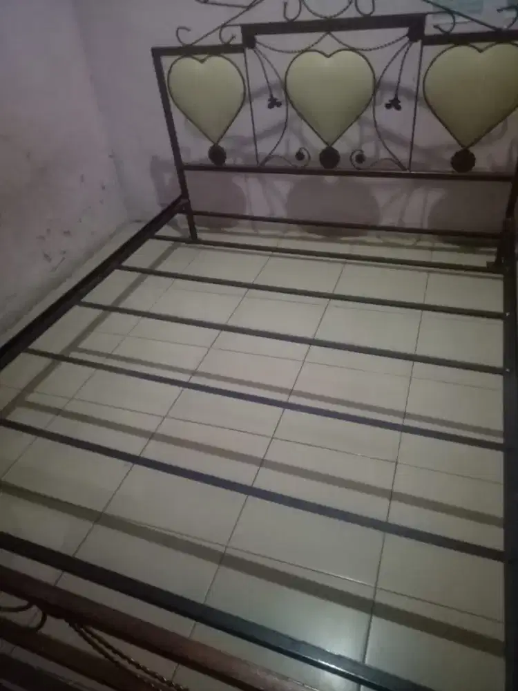 Tempat tidur besi tempa ukuran 200x160