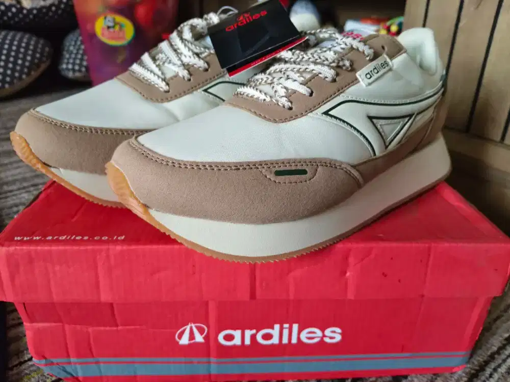 Sepatu lari/sneakers merek ardiles ukuran insole 39