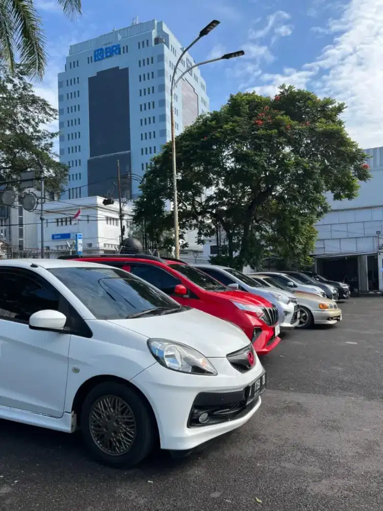 Jual santai mobil brio putih