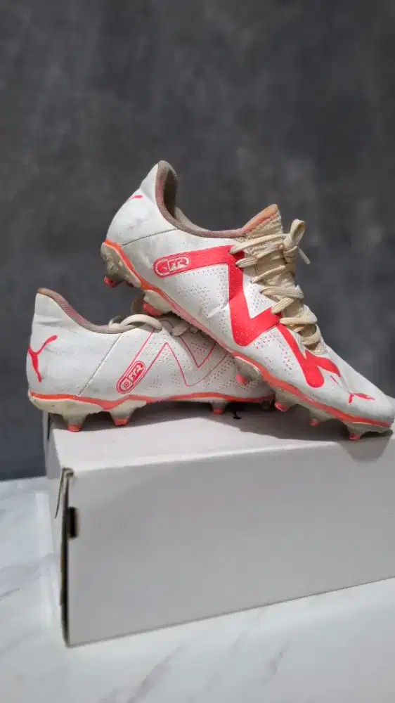 Sepatu Sepakbola Preloved Puma Future ORI Warna Putih/Oranye Size 37