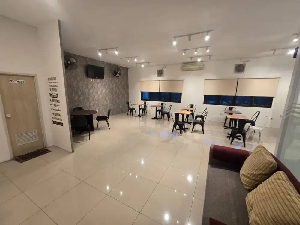 Disewakan Ruko Area Kuliner Cocok untuk Resto Coffeshop Minimarket atau Tempat Kebugaran dengan Area Parkir Luas di Tanah Mas Semarang 2 Lantai