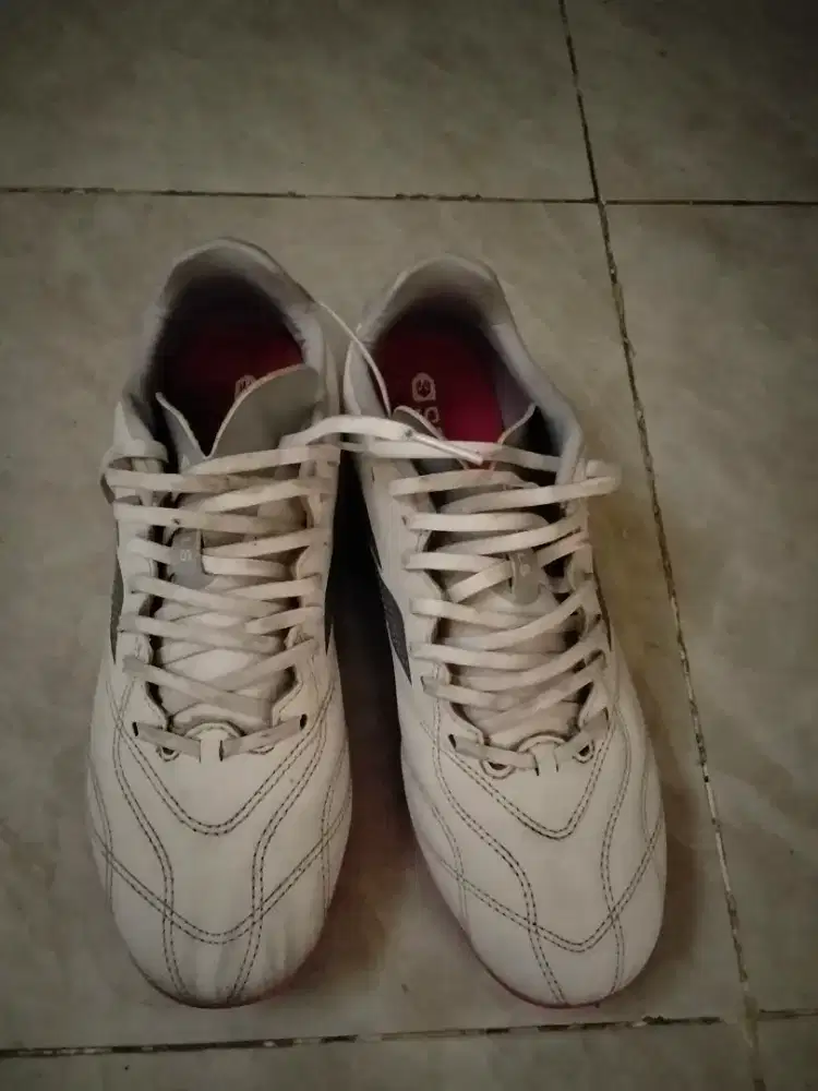 Sepatu bola mills