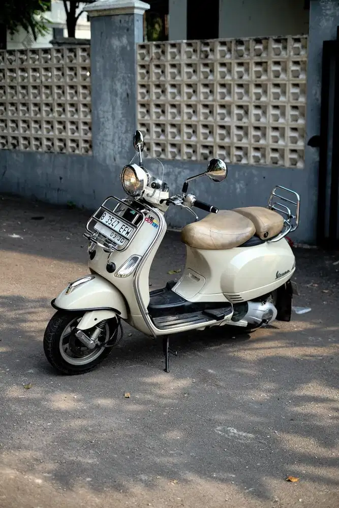 DIJUAL VESPA LXV 150 3V 2014 CREAM