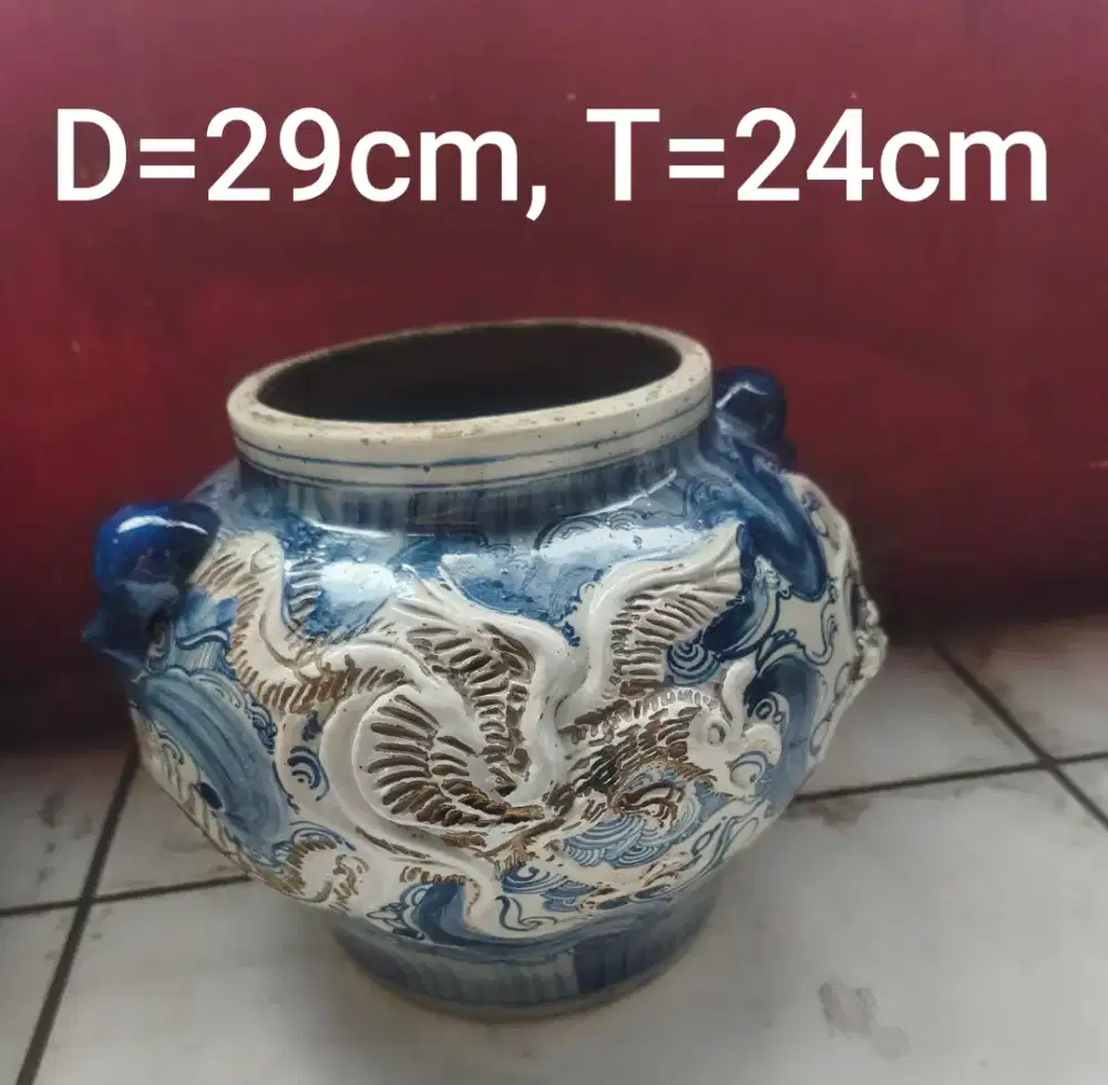 Guci keramik motif burung dan naga