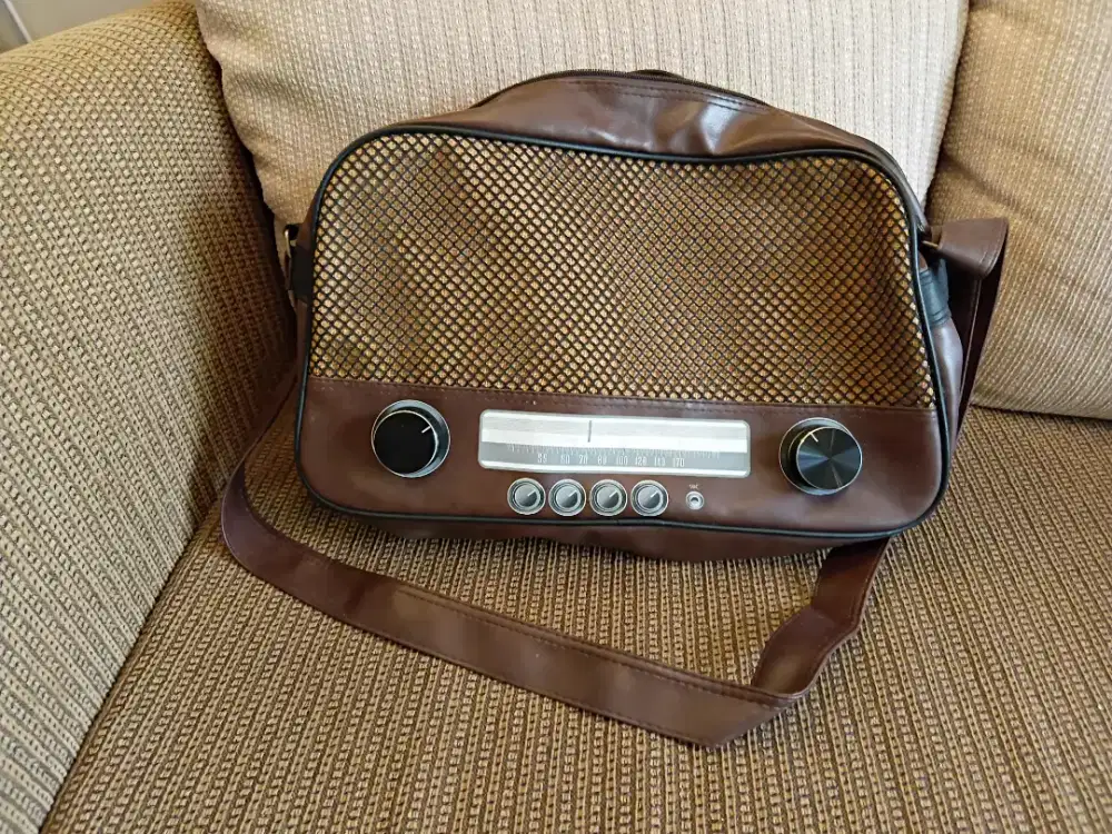 TAS MODEL RADIO KULIT SINTETIS MERK FREAK.