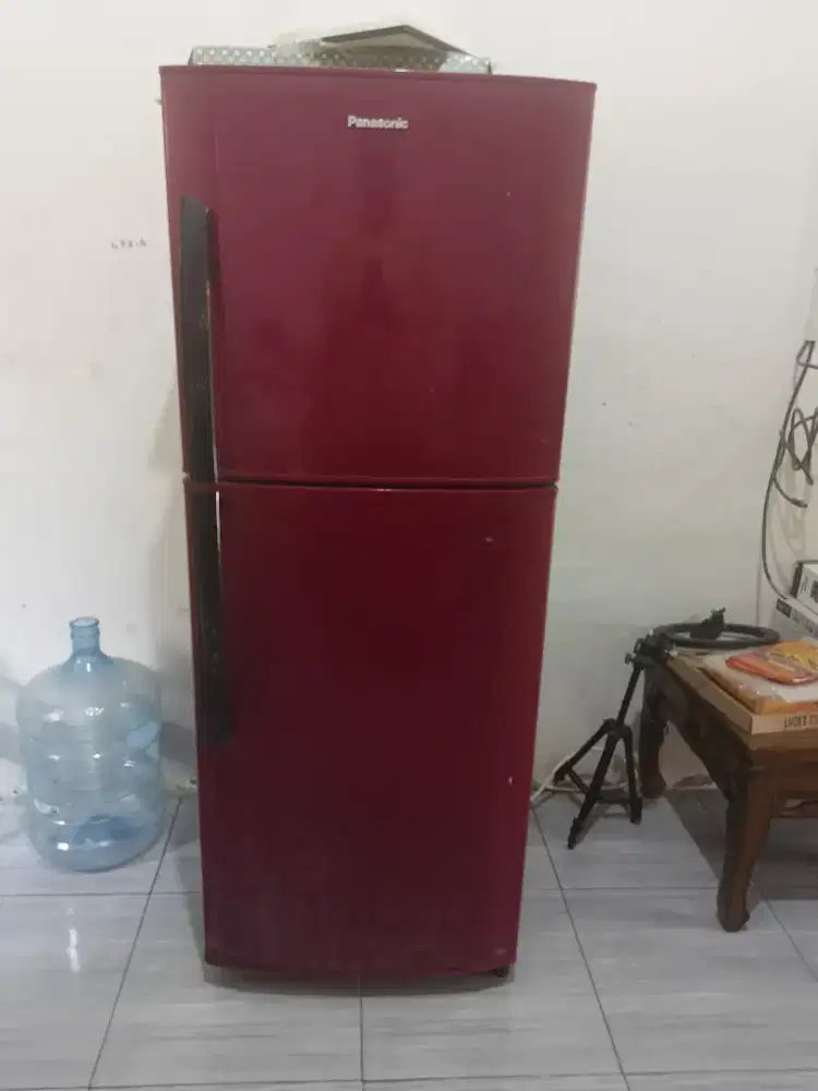 Kulkas 2 pintu merk Panasonic merah