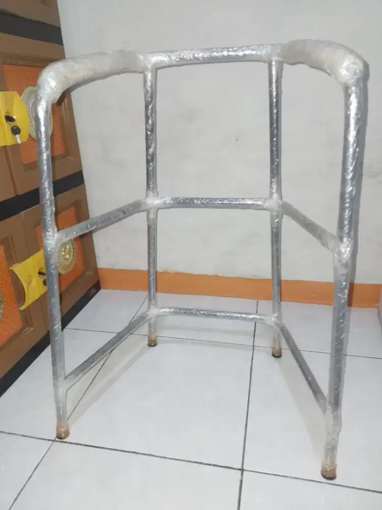 Alat bantu jalan walker, bahan besi ringan kuat, P75cm L55cm,bisa nego