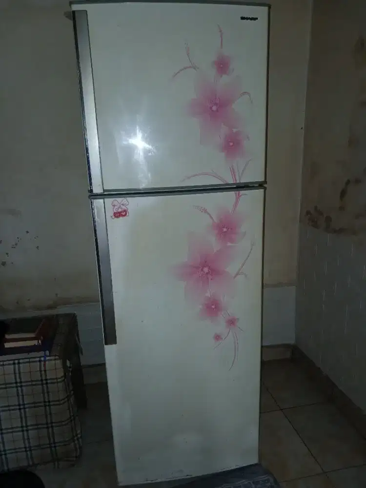 DIJUAL CEPAT! KULKAS SHARP 2 PINTU BISA NEGO! SIAPA CEPAT DIA DPAT