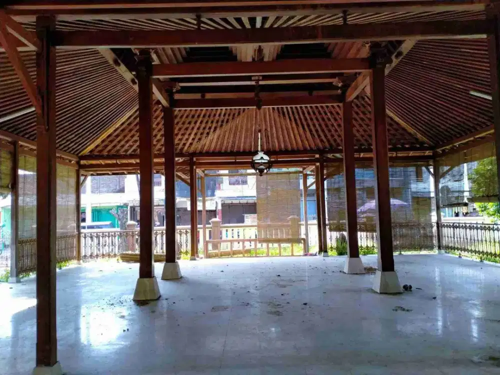 Joglo lawas dan rumah induk tengah kota di Kleco Solo