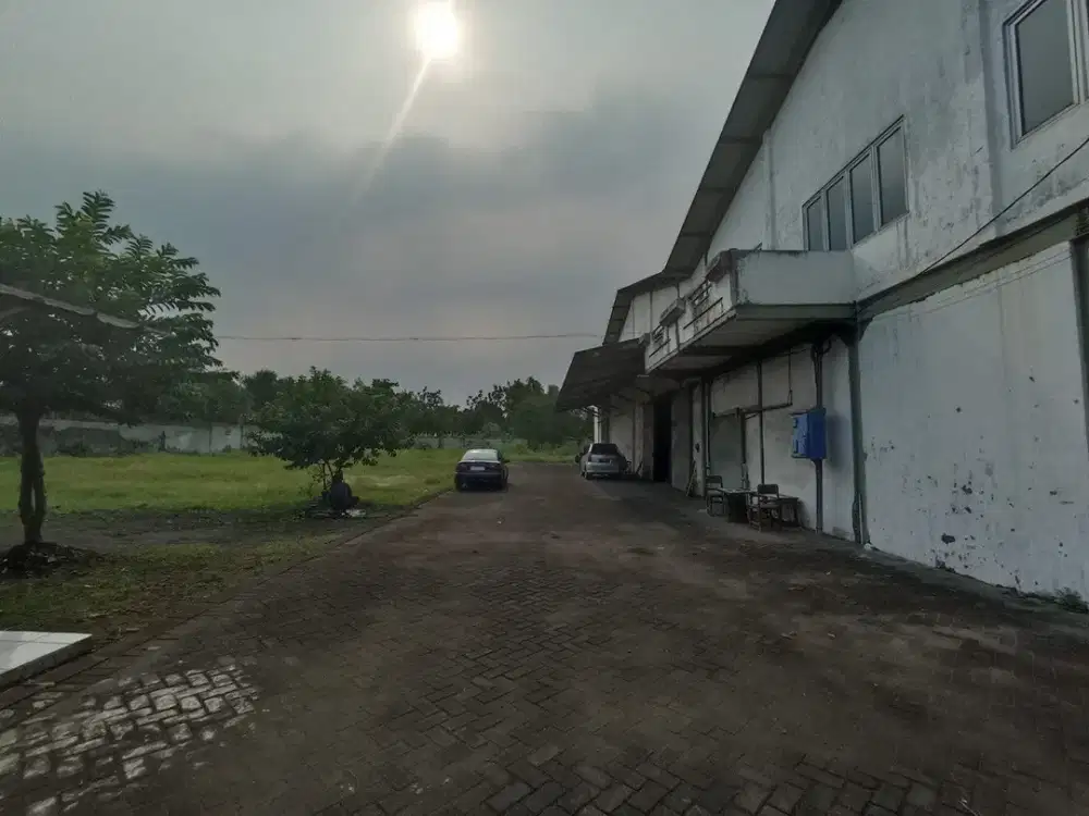 Tanah dan bangunan gudang Jl. Gajah Mada - Taman Sidoarjo•Hadap Selatan •Note : Sedikit TS •Bisa Akses Kontainer 40 Feet
