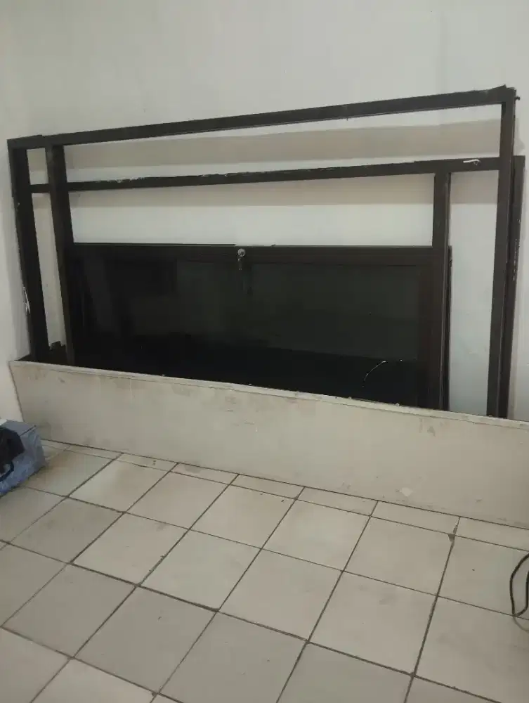 Kusen aluminium pintu kaca bekas sudah dilepas