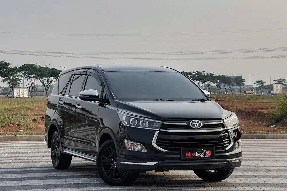 Toyota Innova Venturer 2.0 Bensin AT Matic 2020/2021 Hitam