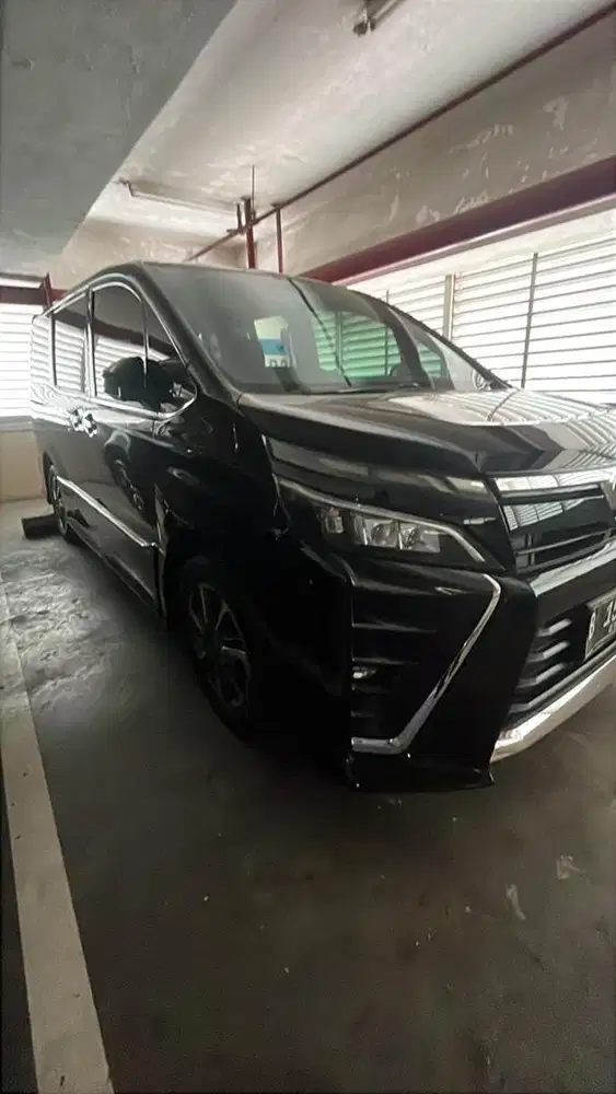 Dijual toyota voxy 2019 warna hitam