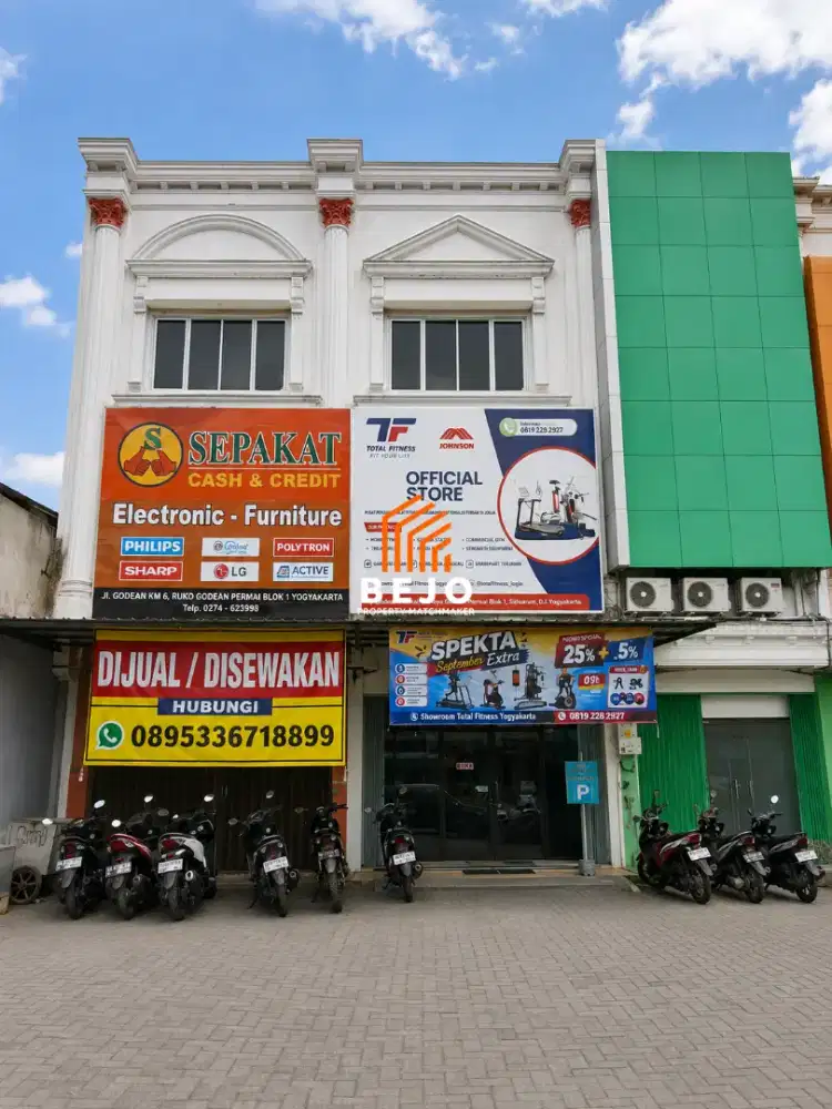 Disewa/ Jual Ruko 3 lantai di Godean, parkir luas