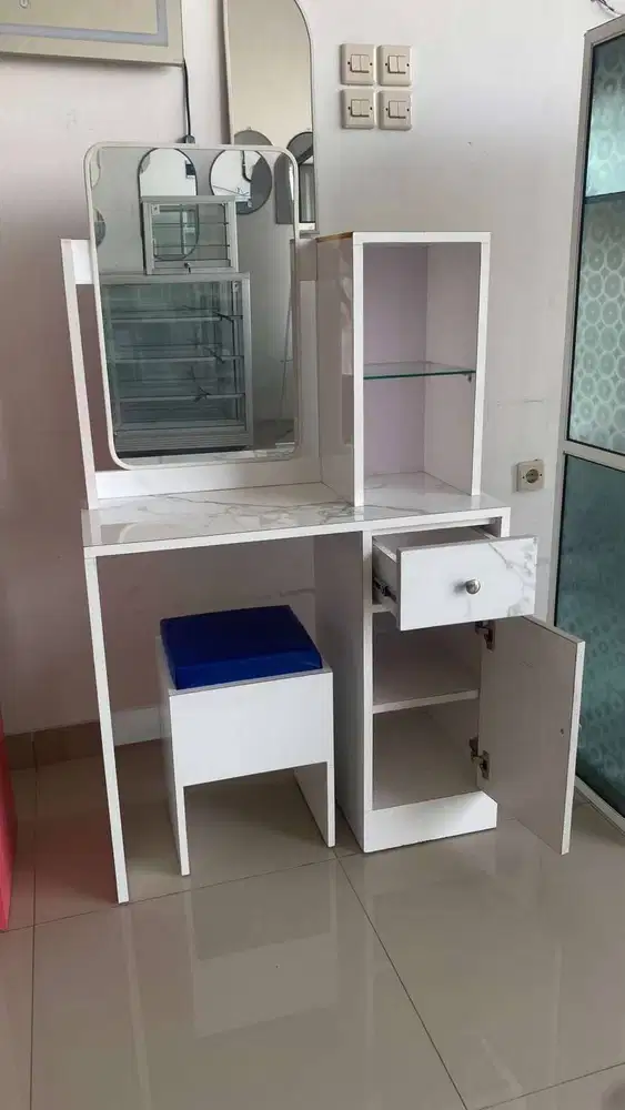 Meja Rias HPL Minimalis Elegan – Modern, Kokoh & Bisa Custom