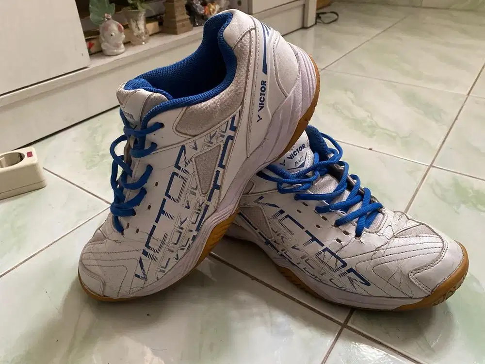 Sepatu badminton victor size 41